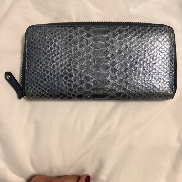Uses Authentic Coach Wallet - Picture 2 of 3